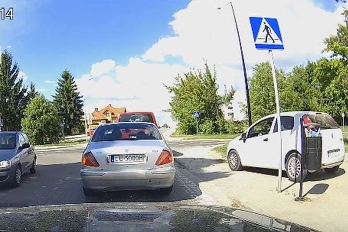 Na tym skrzyżowaniu co chwilę ktoś jedzie na skróty (wideo)