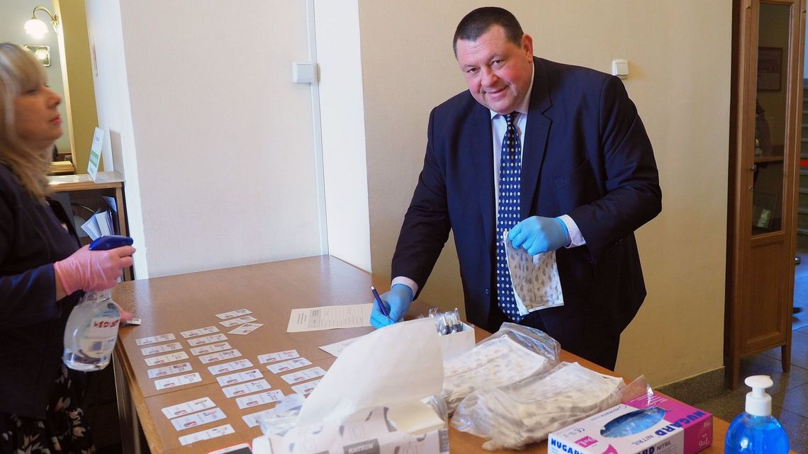 Na ustach maseczki, a na dłoniach rękawiczki ochronne. Rada Miasta Lublin obraduje w nietypowych okolicznościach 