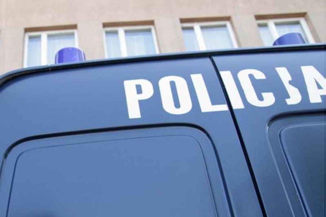 Na widok policjantów poszukiwana nastolatka weszła do szafy Na widok policjantów poszukiwana nastolatka weszła do szafy