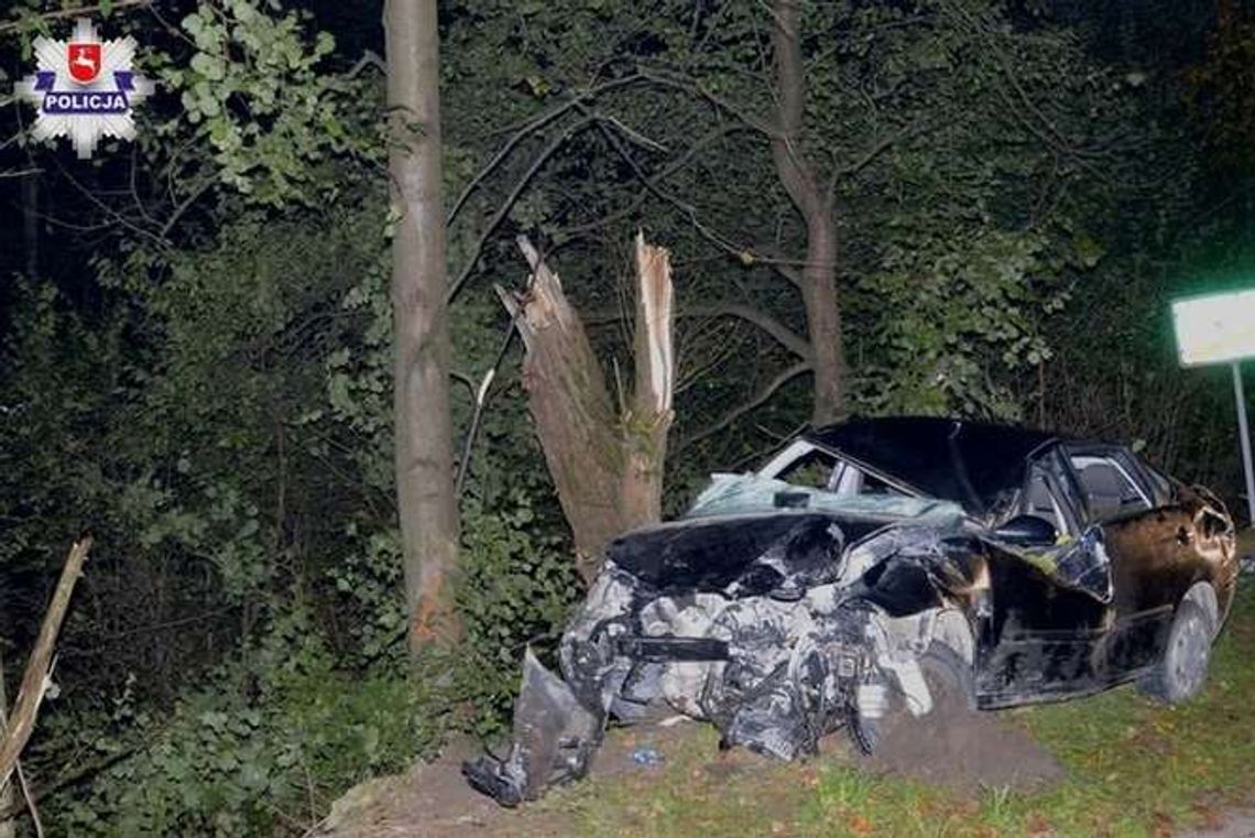 Na widok policji zaczęli uciekać. Nastolatkowie wjechali w drzewa Na widok policji zaczęli uciekać. Nastolatkowie wjechali w drzewa