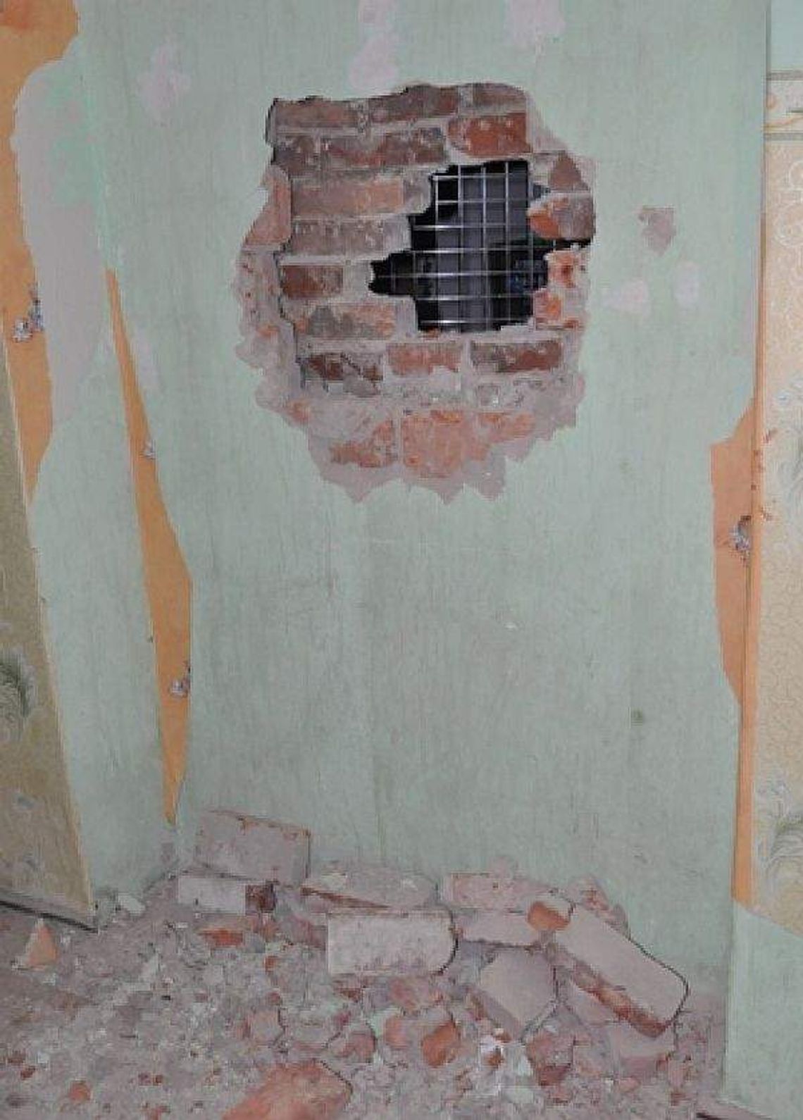 Na włamanie z siekierą. Wyrąbał dziurę w ścianie