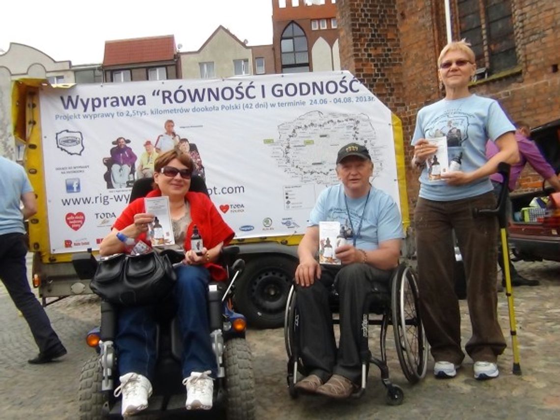 Na wózkach dookoła Polski. Wyprawa dociera do Łęcznej Na wózkach dookoła Polski. Wyprawa dociera do Łęcznej