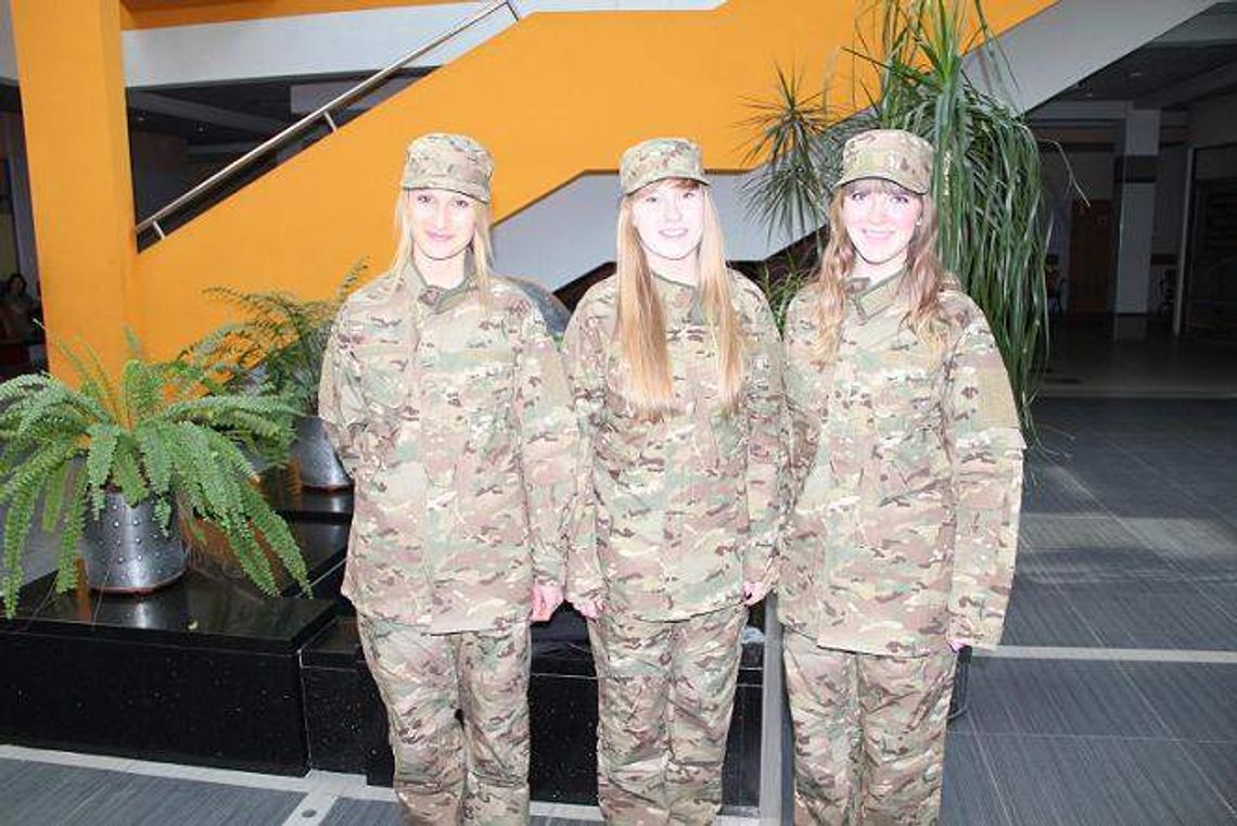 Na wykłady w mundurze. Szkoła dopłaciła