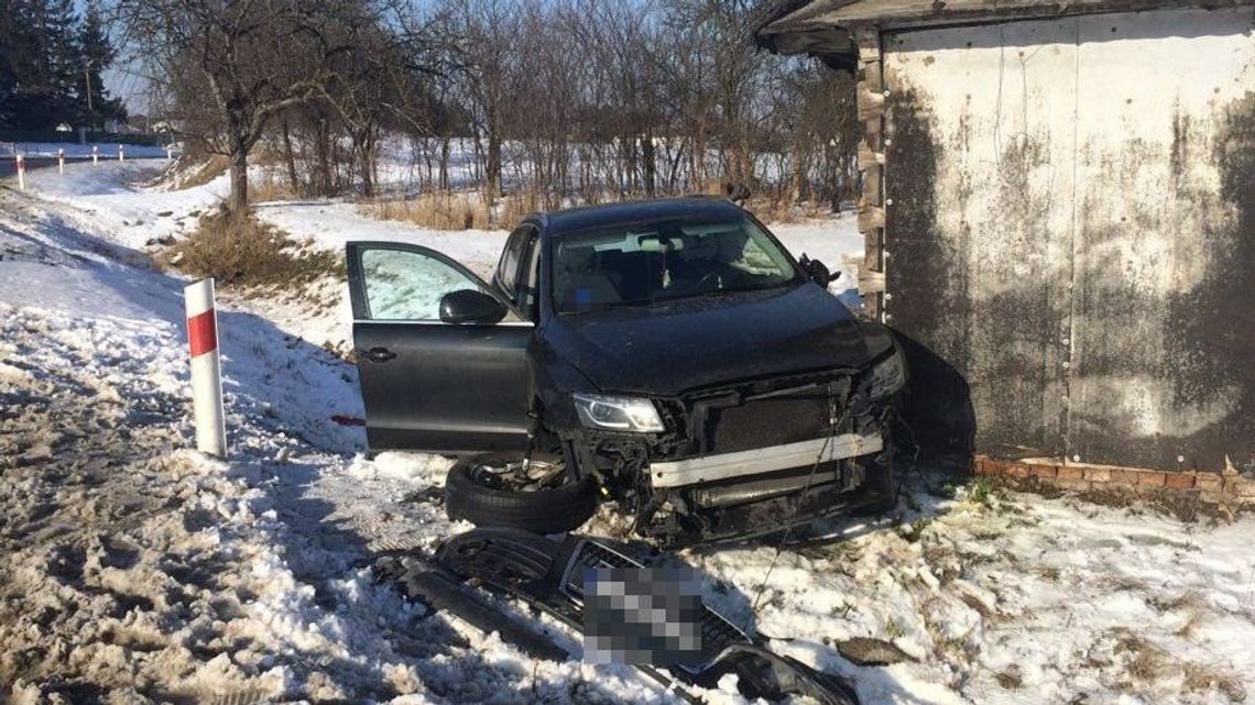 Na zakręcie wpadł w poślizg i wjechał w dom. Naruszył konstrukcję budynku
