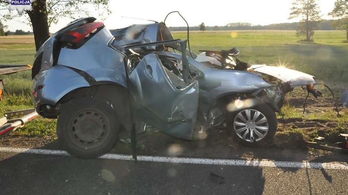 Na zakręcie wyleciał z drogi i rozbił się na drzewie. 19-latek zginął na miejscu