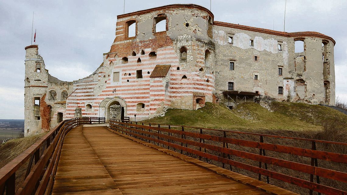 Na zamek w Janowcu już po nowej kładce