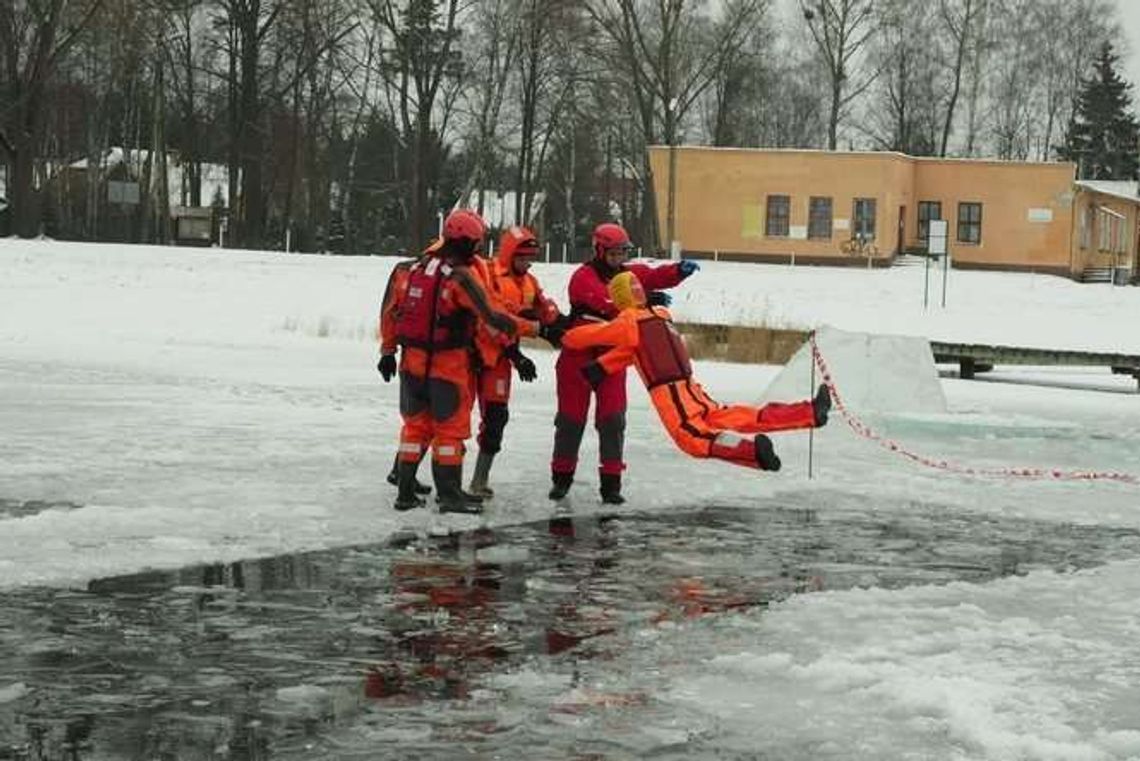 Na zewnątrz dodatnie temperatury. A ludzie spacerują po jeziorze Na zewnątrz dodatnie temperatury. A ludzie spacerują po jeziorze
