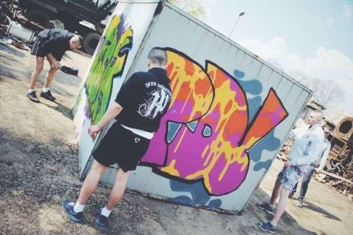 Na złomowisku robi się kolorowo. Powstaje też mural na jednej z kamienic w Chełmie