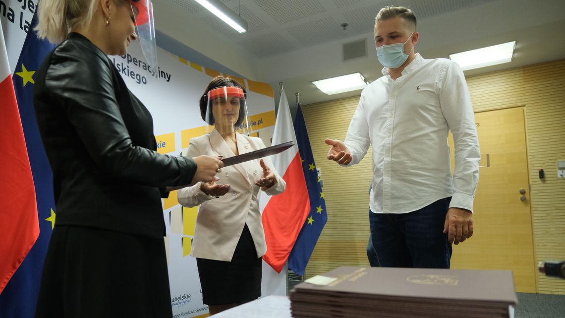 Nabór wniosków o unijne dotacje szybki, ale pieniądze płyną wolno. LAWP podpisała pierwsze umowy Nabór wniosków o unijne dotacje szybki, ale pieniądze płyną wolno. LAWP podpisała pierwsze umowy