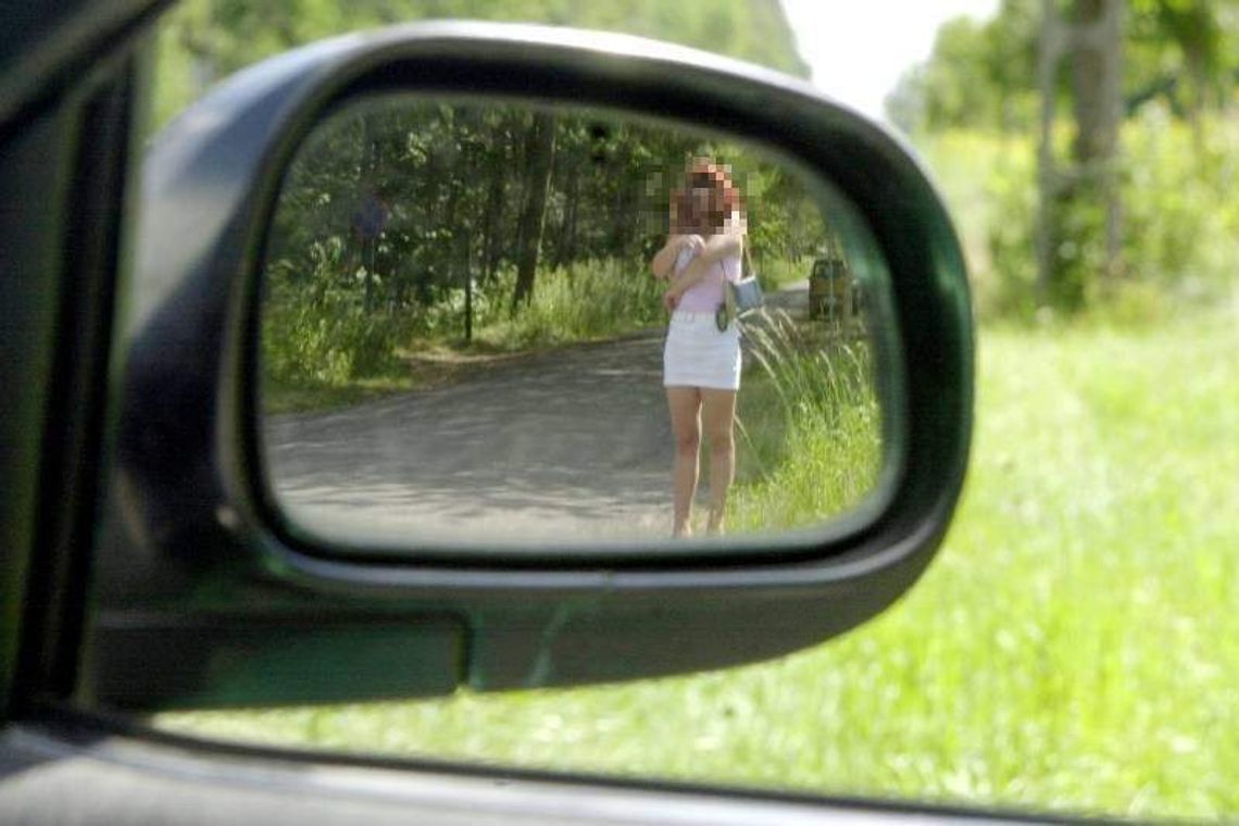 Nachalna prostytutka na leśnym parkingu. \"Podeszła gdy w aucie siedział syn\"