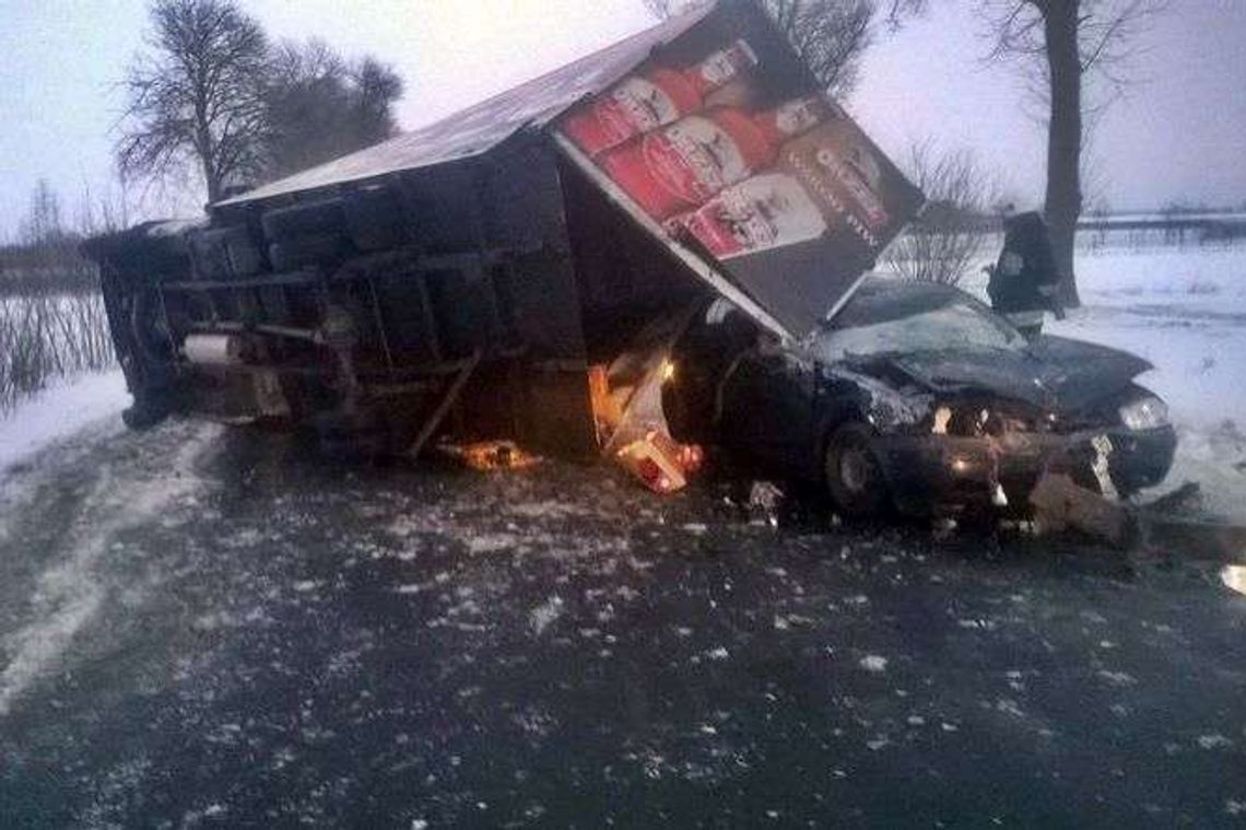 Naczepa ciężarówki przewróciła się na samochód