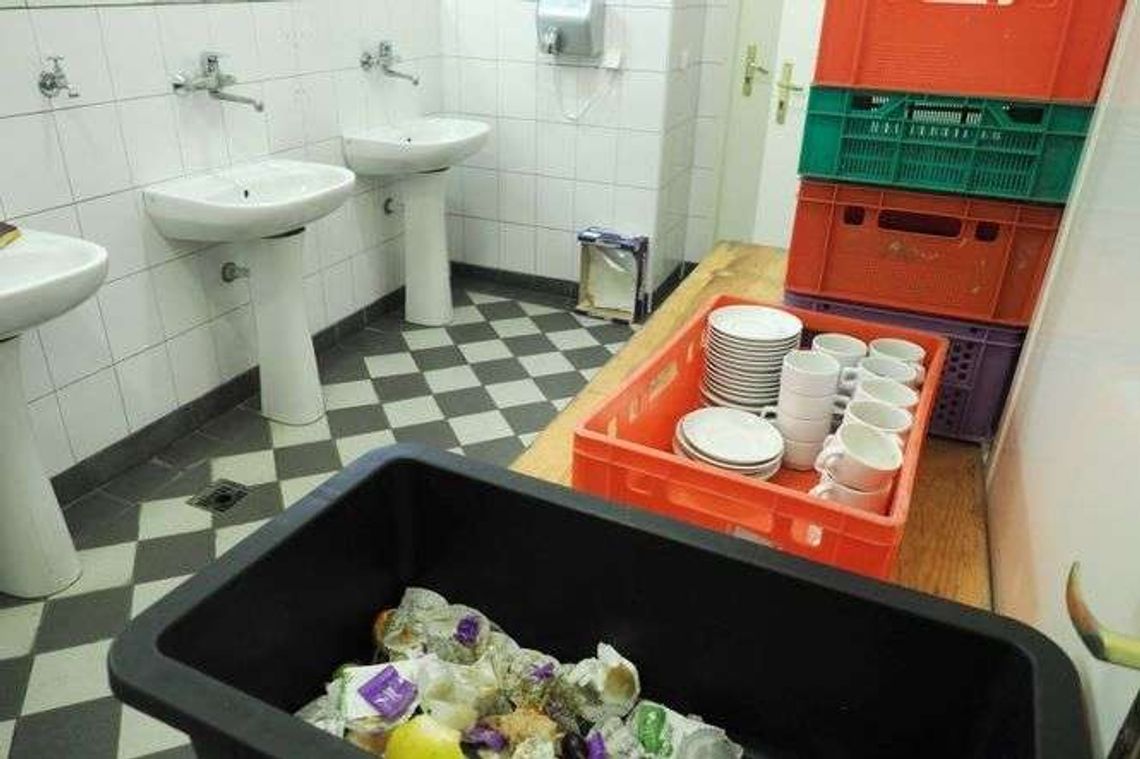 Naczynia w łazience, ciastka w szatni. Kontrowersyjny catering na KUL