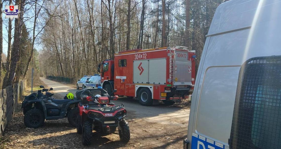 Nad jeziorem Piaseczno znaleziono ciało mężczyzny radiowóz i quad w lesie