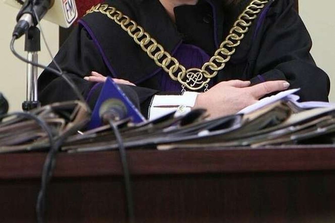 Nadziała męża na kij od szczotki i czekała, aż się wykrwawi. Sprawa wraca na wokandę