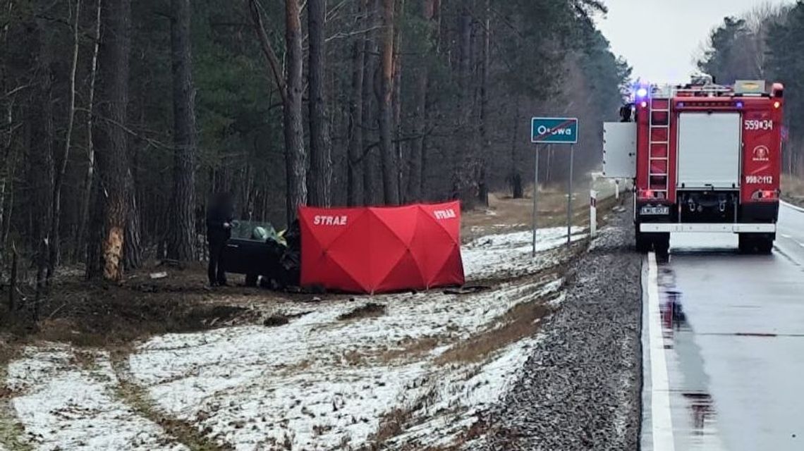 Nagle zjechał z drogi i uderzył w drzewo. Tragiczny finał podróży do Chełma Nagle zjechał z drogi i uderzył w drzewo. Tragiczny finał podróży do Chełma