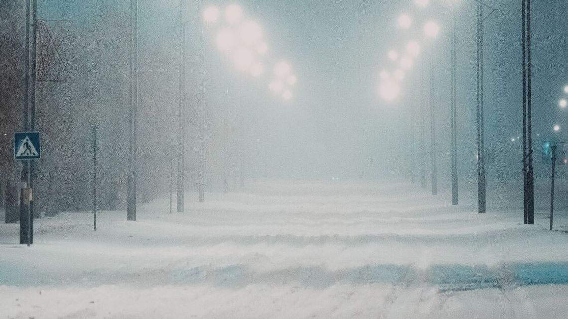 Nagły telefon na policję. Po ulicy w Lubartowie biegnie kobieta bez butów