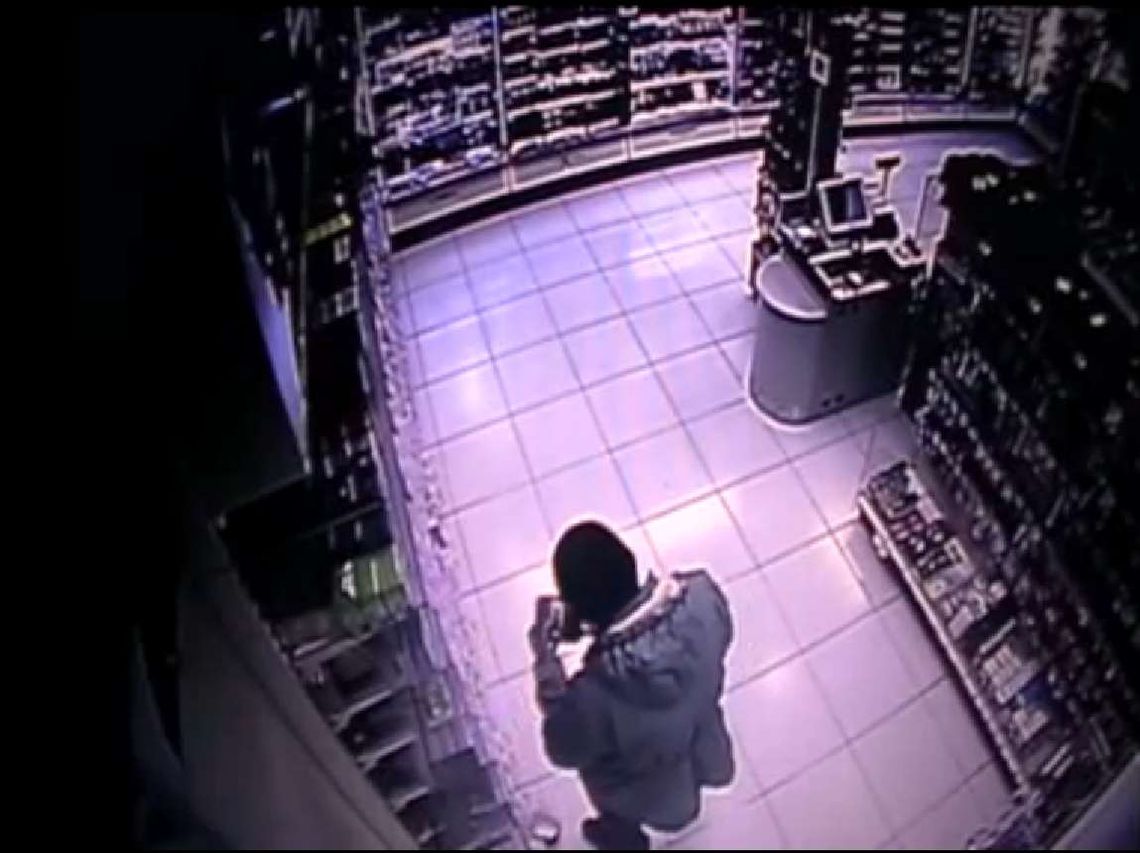 Nagrali złodzieja, jak kradnie perfumy (wideo)