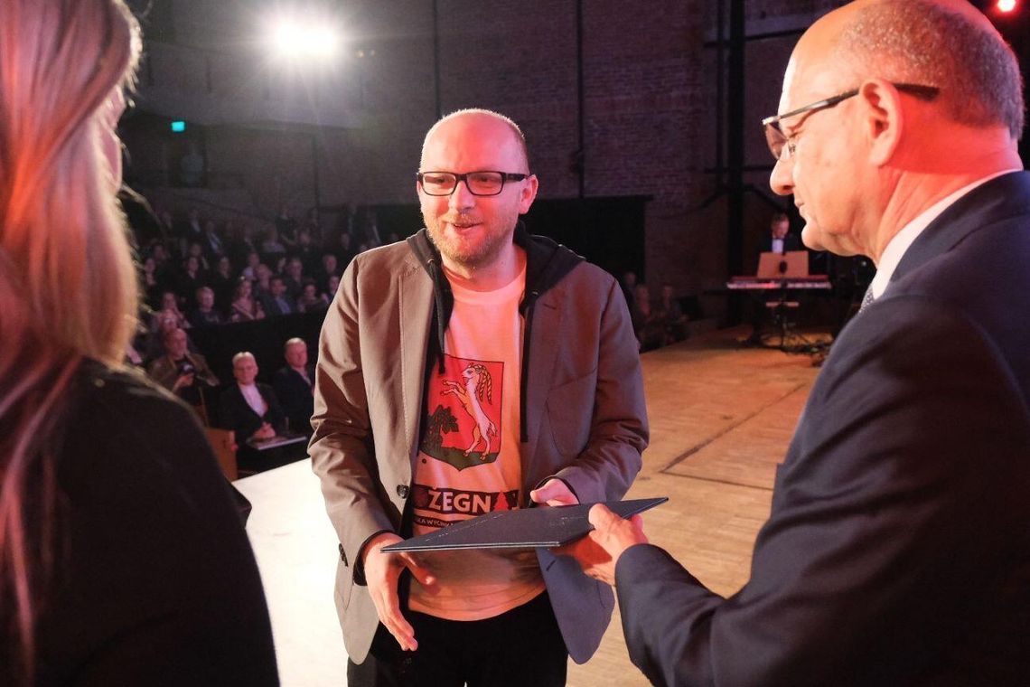 Nagrody artystyczne Lublina przyznane. Niektórzy przyszli w wymownych koszulkach [lista nagrodzonych]