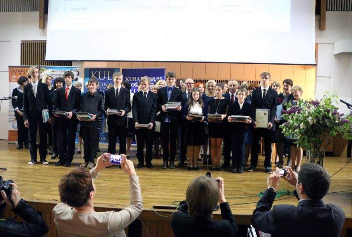Nagrodzili laureatów konkursów szkolnych