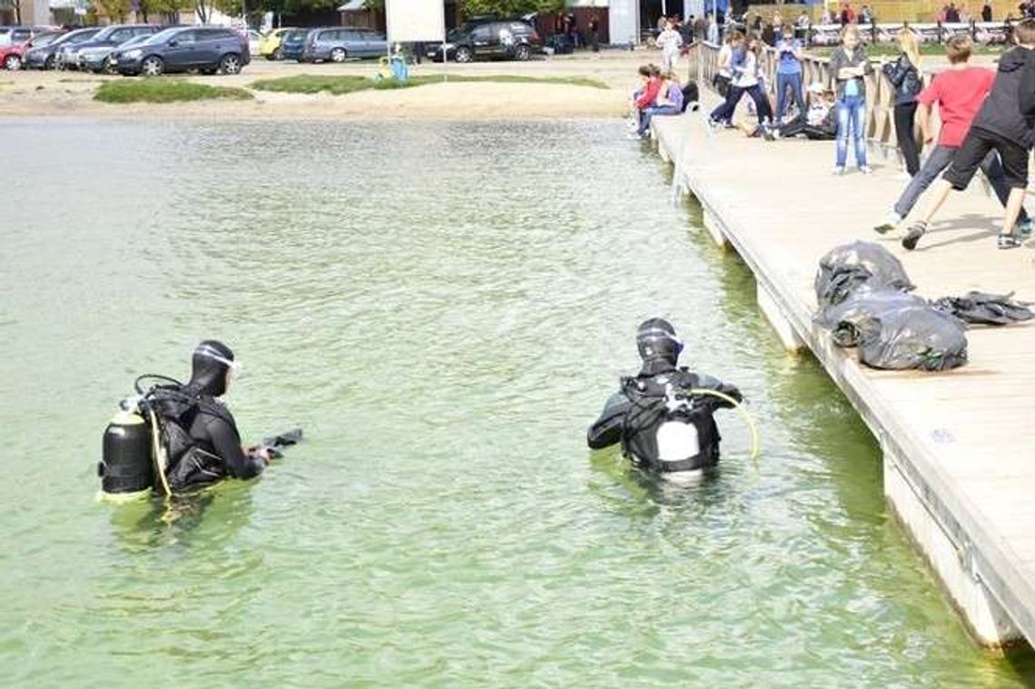 Najbardziej popularne jezioro w woj. lubelskim. W wodzie jest coraz więcej śmieci Najbardziej popularne jezioro w woj. lubelskim. W wodzie jest coraz więcej śmieci