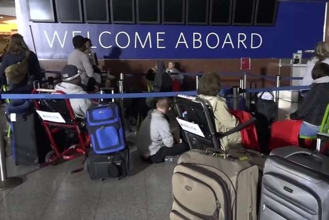 Najbardziej ruchliwe lotnisko na świecie sparaliżowane [wideo]