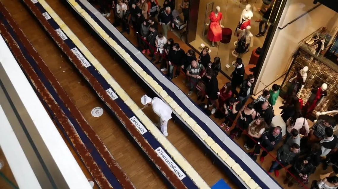 Najdłuższe tiramisu świata. Cukiernicy pobili rekord Guinnessa Najdłuższe tiramisu świata. Cukiernicy pobili rekord Guinnessa