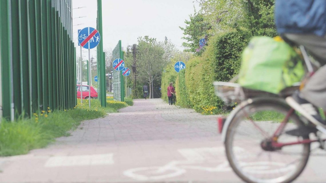 Najdłuższy lot nad maską samochodu. Rowerzysta zawinił, ale pyta o absurdalny projekt ścieżki