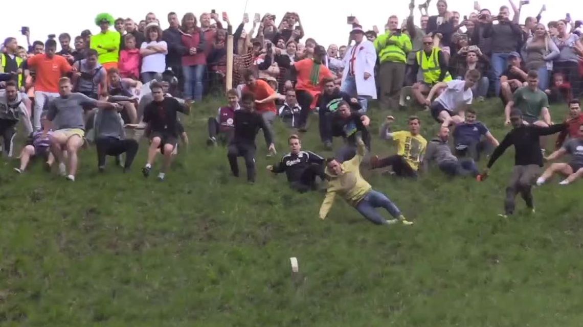 Najdziwniejszy bieg na świecie? Z pogoni za serem ciężko wyjść bez szwanku [wideo]