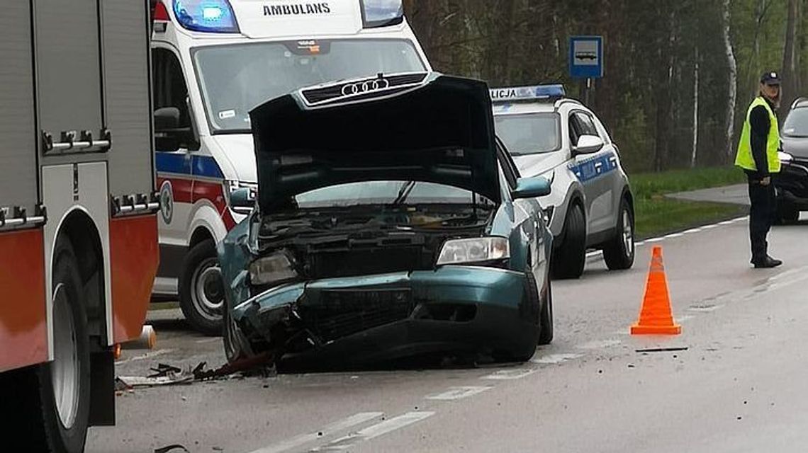 Najechał audi na tył skręcającego opla. Uderzony samochód dachował