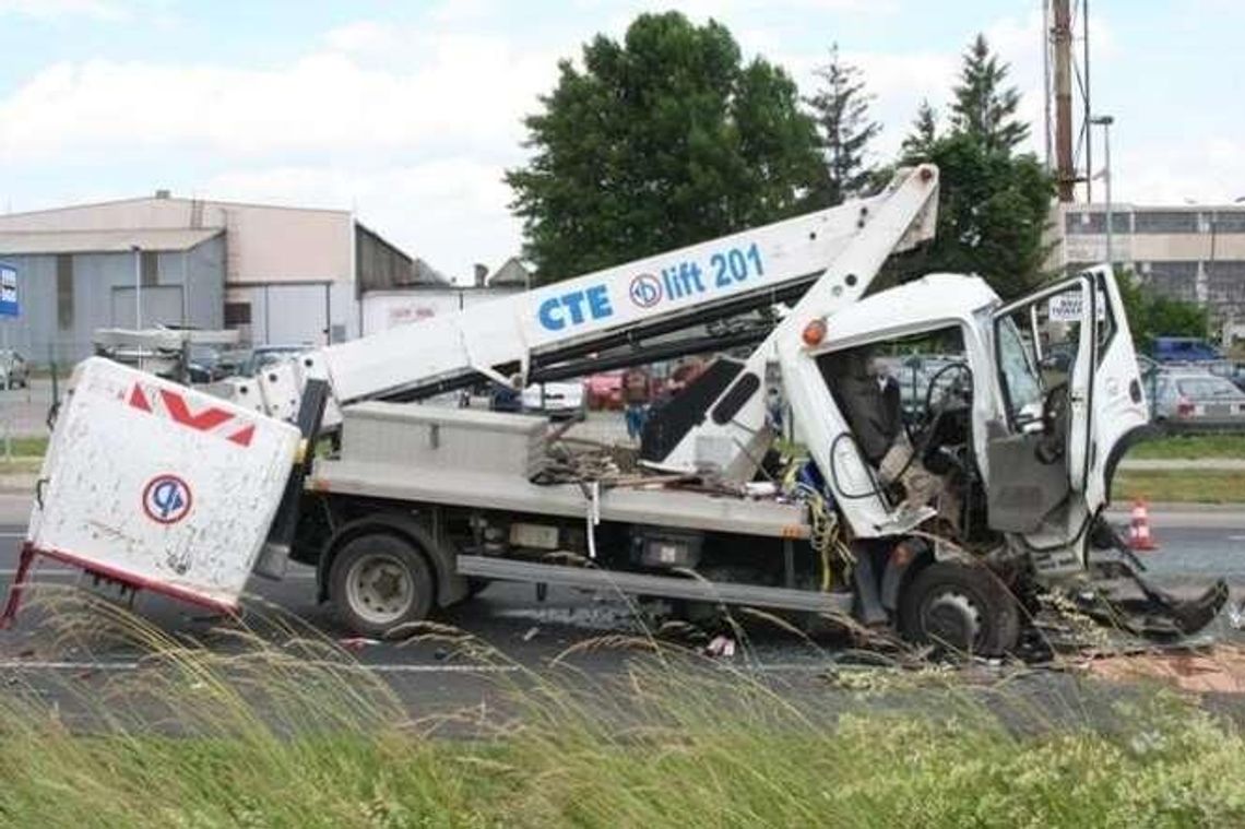 Najechał na tył ciężarówki. Pasażer zginął, kierowca w szpitalu