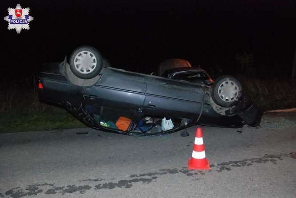 Najechał na tył innego samochodu. Peugeot dachował