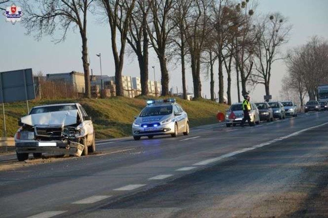 Najechała mercedesem na tył audi. Trzy osoby ranne 