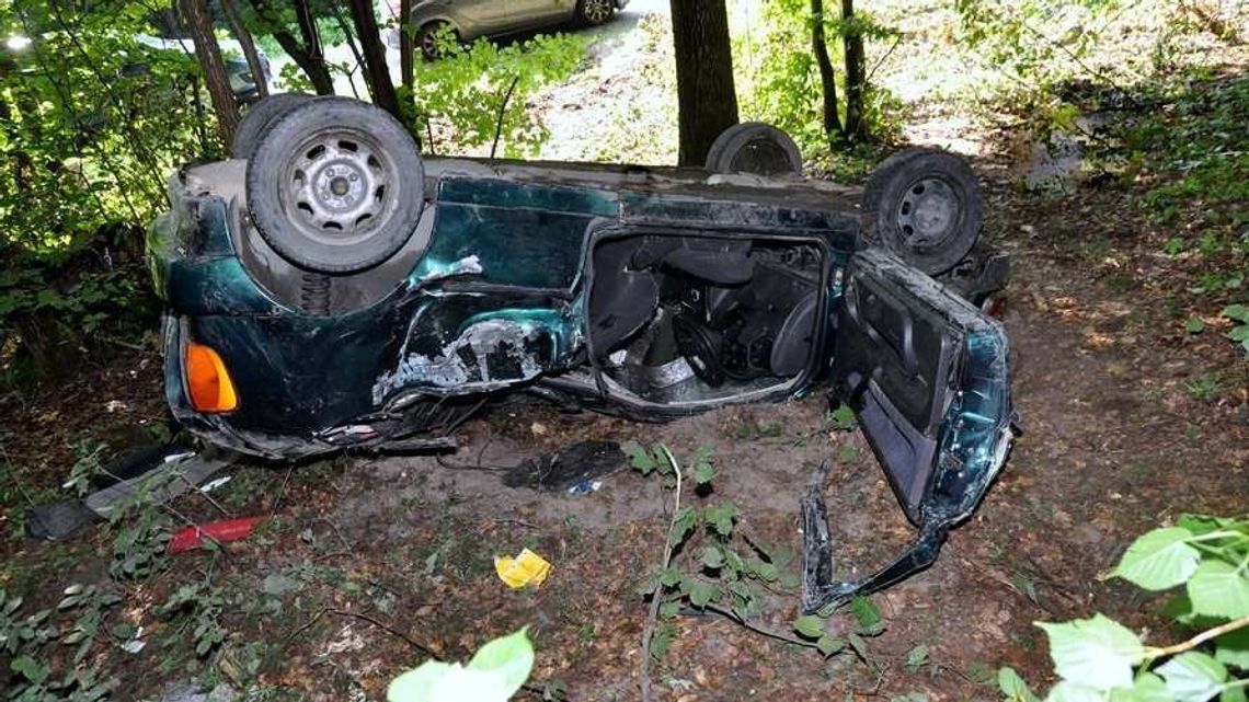 Najechała na plamę oleju, auto dachowało. Kobieta w szpitalu