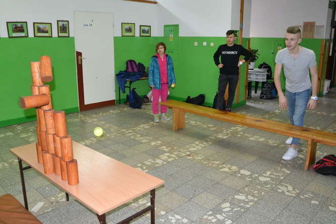 Najlepiej poradzą sobie w lesie i na szlaku. Turniej PTTK (zdjęcia) Najlepiej poradzą sobie w lesie i na szlaku. Turniej PTTK (zdjęcia)