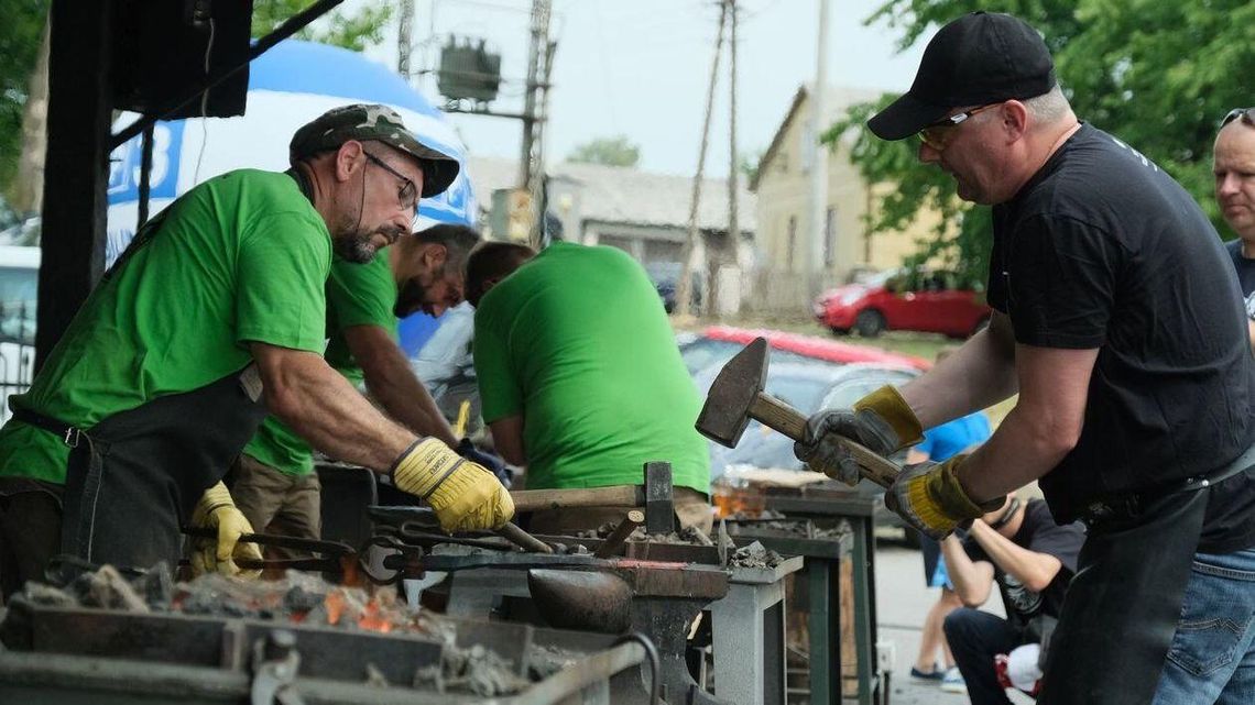 Najlepsi kowale w Wojciechowie. Trwają Ogólnopolskie Targi Sztuki Kowalskiej [zdjęcia, program]