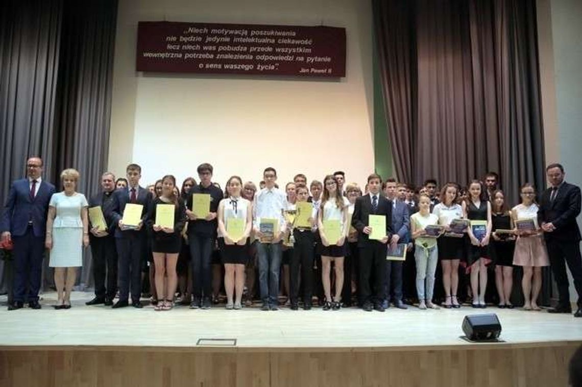 Najlepsi lubelscy gimnazjaliści z nagrodami i stypendiami (zdjęcia)