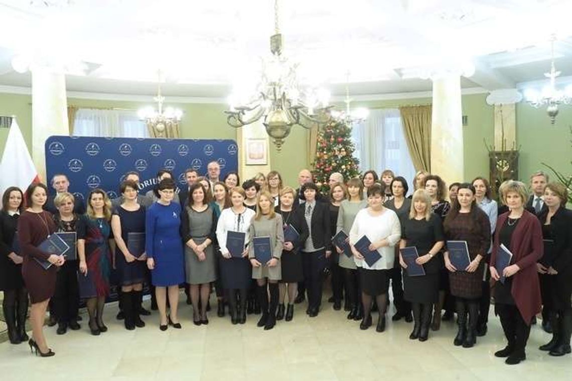 Najlepsi nauczyciele dyplomowani. 46 osób nagrodzonych [zdjęcia, lista]