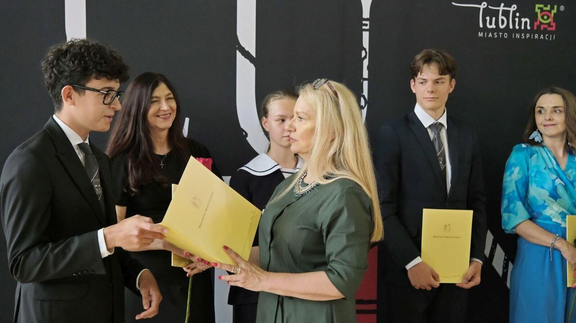 Najlepsi olimpijczycy. 186 uczniów otrzymało stypendia prezydenta za sukcesy w nauce