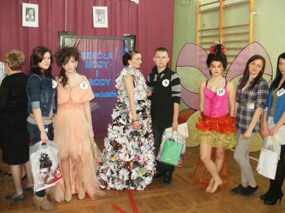 Najlepszy uczeń-fryzjer. Uczesał i ubrał w… gazety