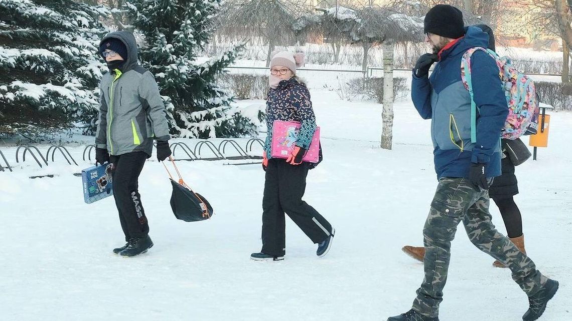 Najmłodsze dzieci wróciły dzisiaj do szkolnych ławek. "Dla mnie to jest bzdura" [zdjęcia]
