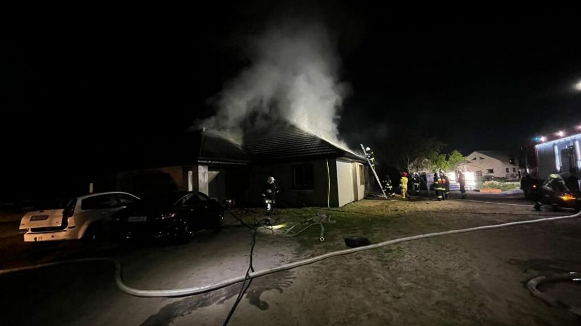 Najpierw ewakuował rodzinę, potem sam próbował gasić pożar. Z oparzeniami trafił do szpitala