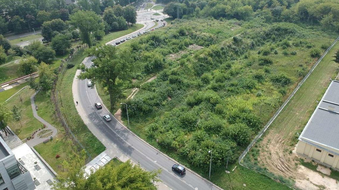 Najpierw miały być akademiki, ale plan zmienił się na bloki. Teraz wiadomo, że będzie mniej zieleni i więcej mieszkań