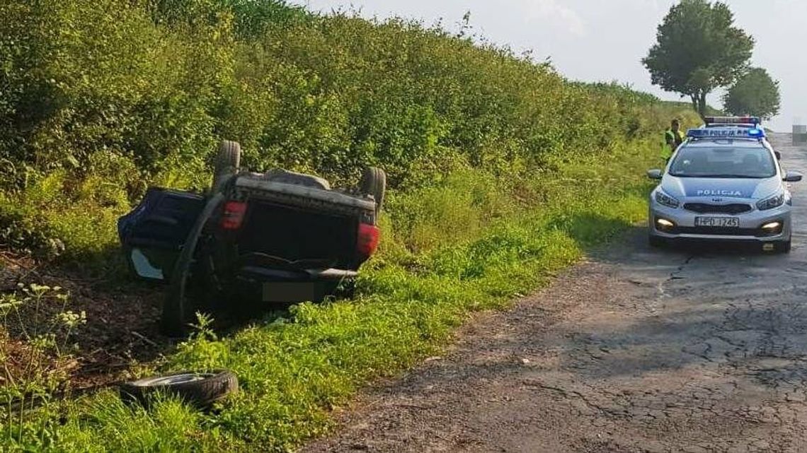 Najpierw piła alkohol, a potem wsiadła za kierownicę. Skończyło się dachowaniem