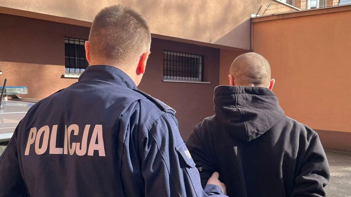 Najpierw pomógł, później szarpał i okradł Najpierw pomógł, później szarpał i okradł