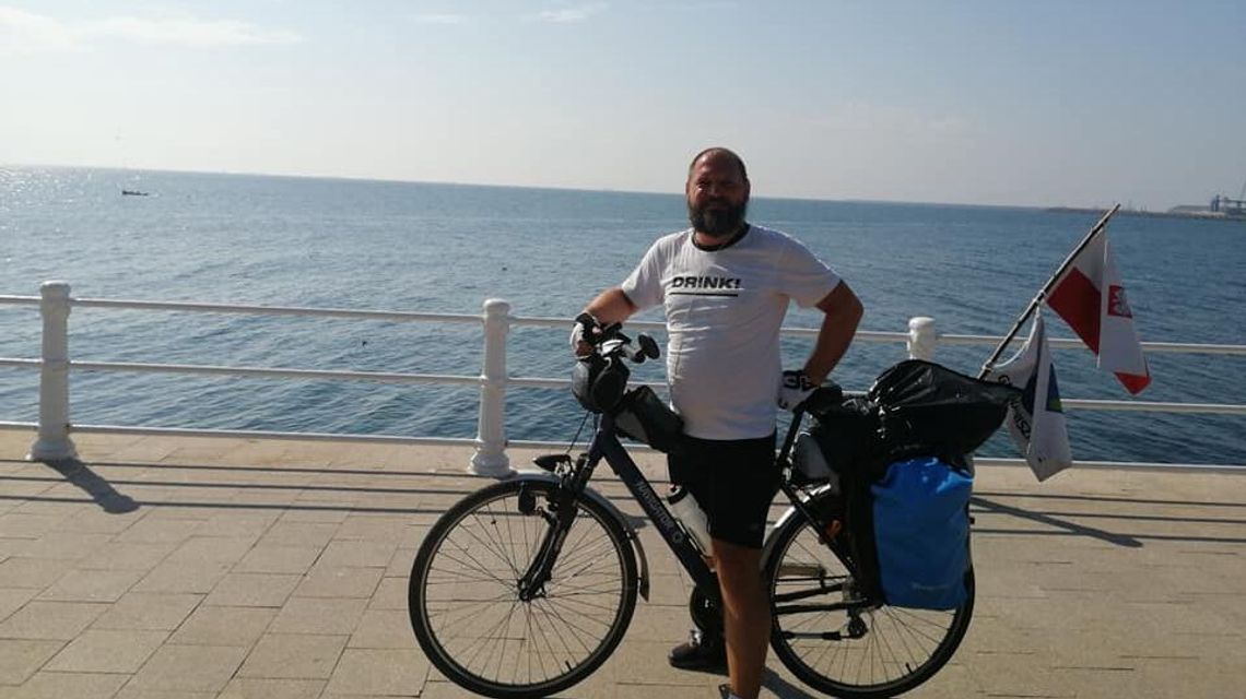 Najpierw tratwą, a później rowerem. Pan Andrzej już nad ciepłym Morzem Czarnym 