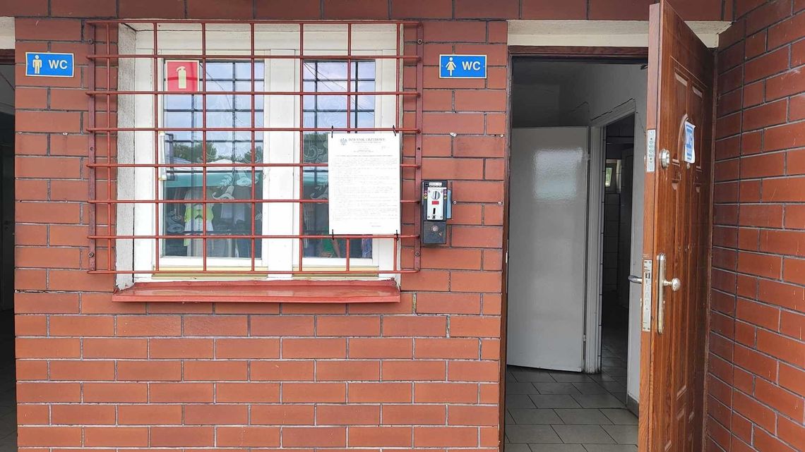 Najpierw zaskakują kupców płatną toaletą, a później z pomysłu się wycofują 