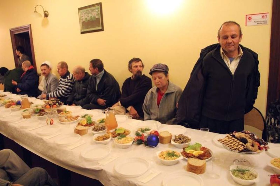 Najubożsi też mają swoją Wigilię. Kolędy śpiewają im więźniowie