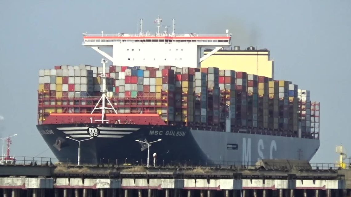 Największy na świecie kontenerowiec wpłynął do Gdańska. Wielka wymiana [wideo]