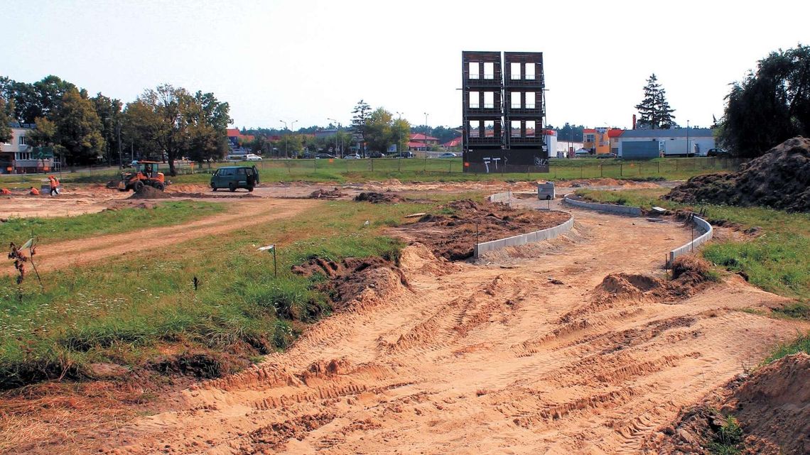 Największy plac budowy w Puławach. Powstaje nowy park, widać już alejki