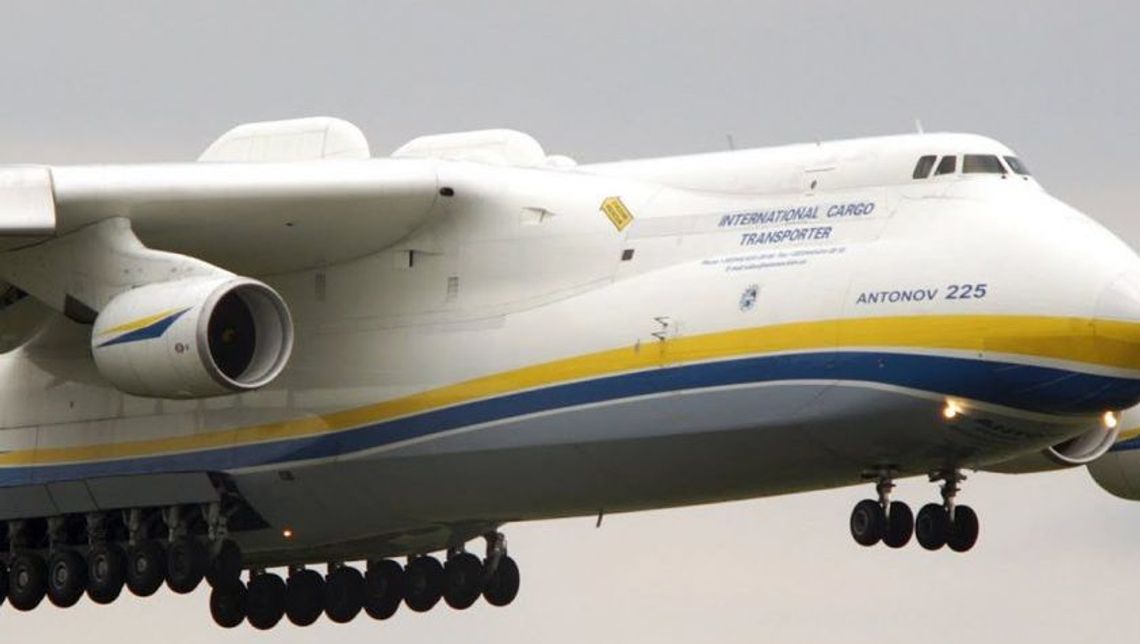 Największy samolot świata wyląduje w Polsce. Na pokładzie maseczki i kombinezony ochronne [wideo]